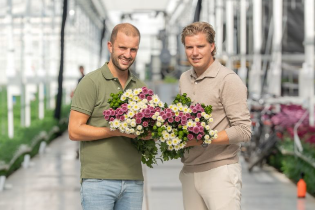Henry Satter en Gerard Bok met een bos chrysanten