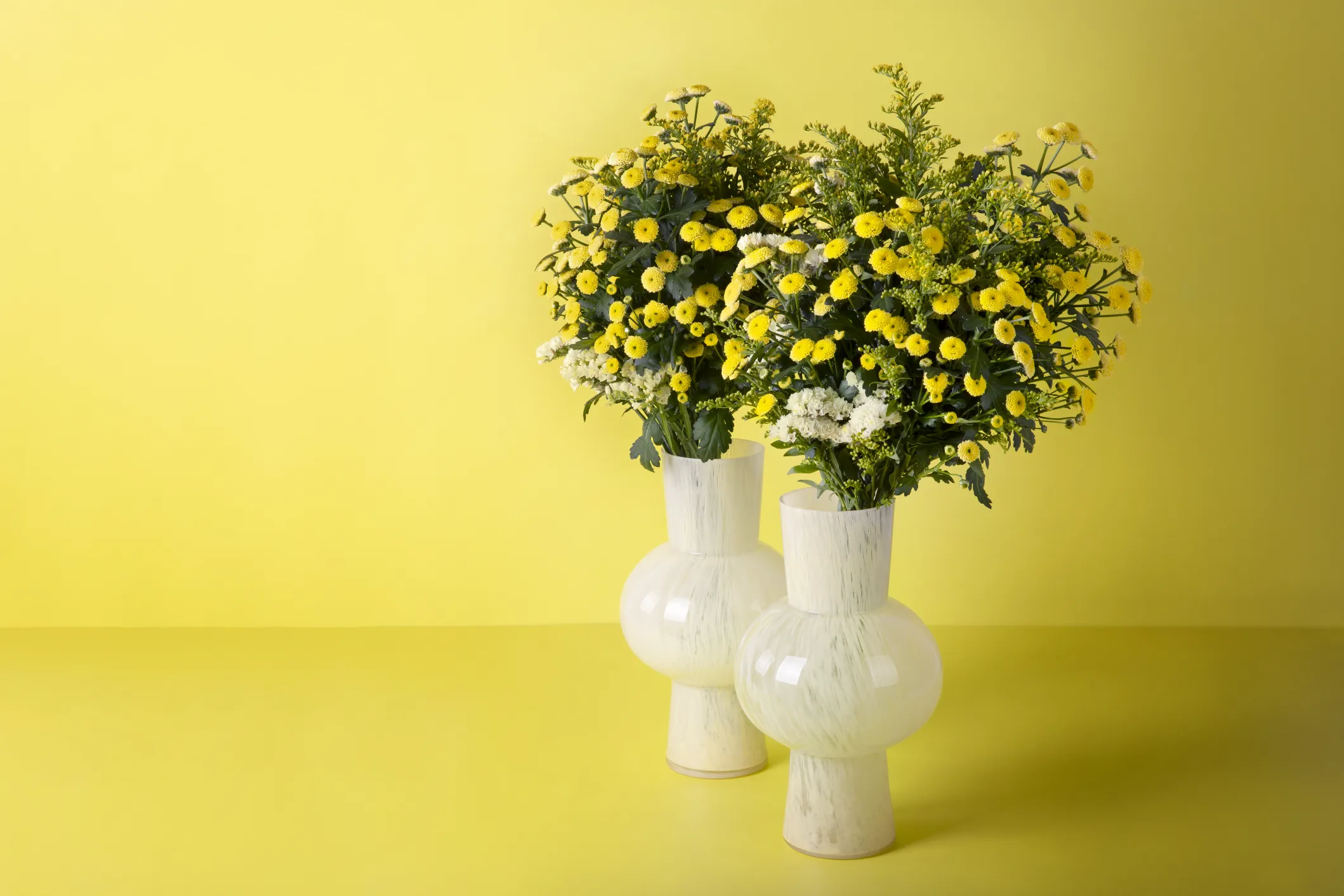 Gele chrysanten in vazen